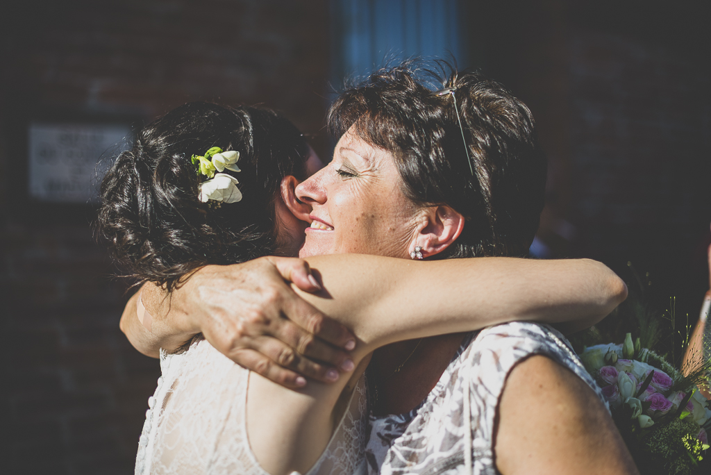 Wedding  Toulouse - bride in the arms of her mum - Wedding Photographer Toulouse