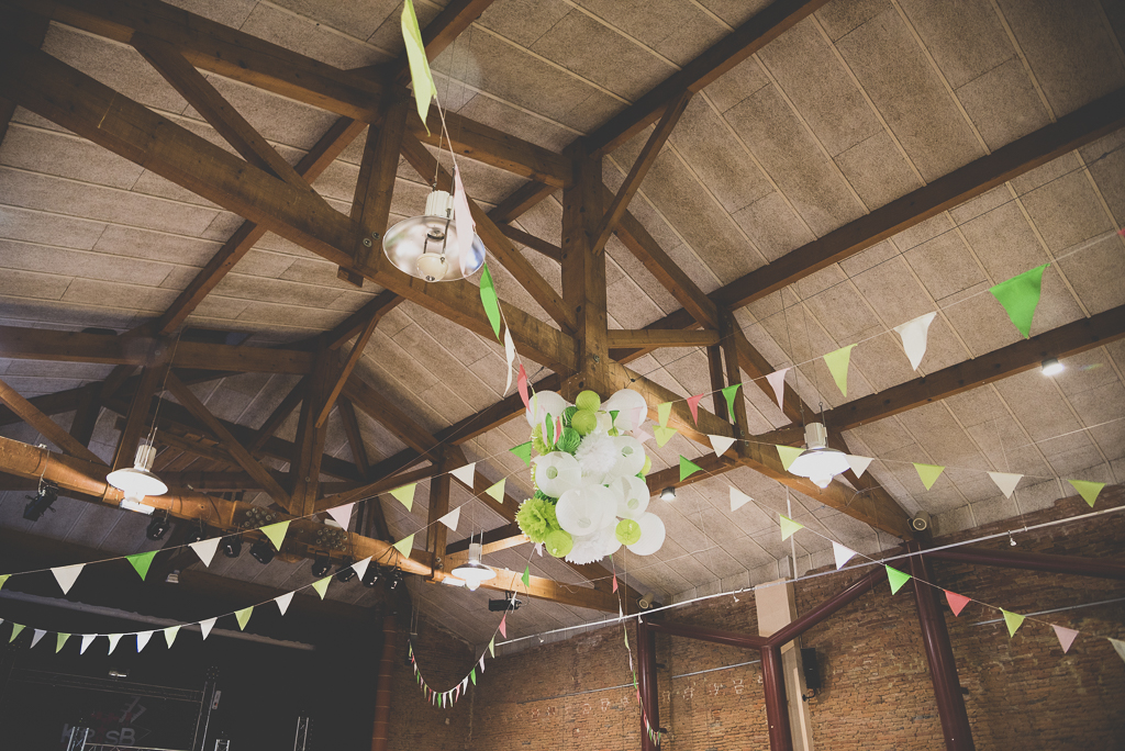 Mariage Toulouse - décoration plafond avec ballons et fanions - Photographe mariage Toulouse