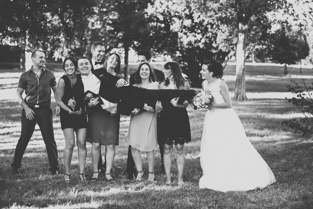 Wedding  Toulouse - bridesmaids lifting groom - Wedding Photographer Toulouse