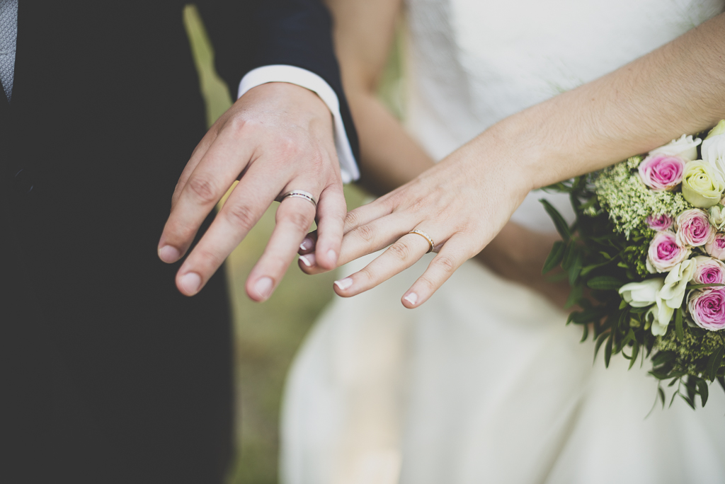 Wedding  Toulouse - bride and groom showing their wedding rings - Wedding Photographer Toulouse