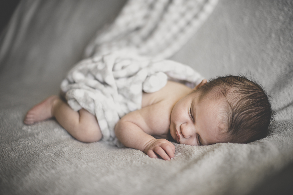 Séance nouveau-né à domicile Saint-Gaudens - bébé endormi sur sofa - Photographe nouveau-né