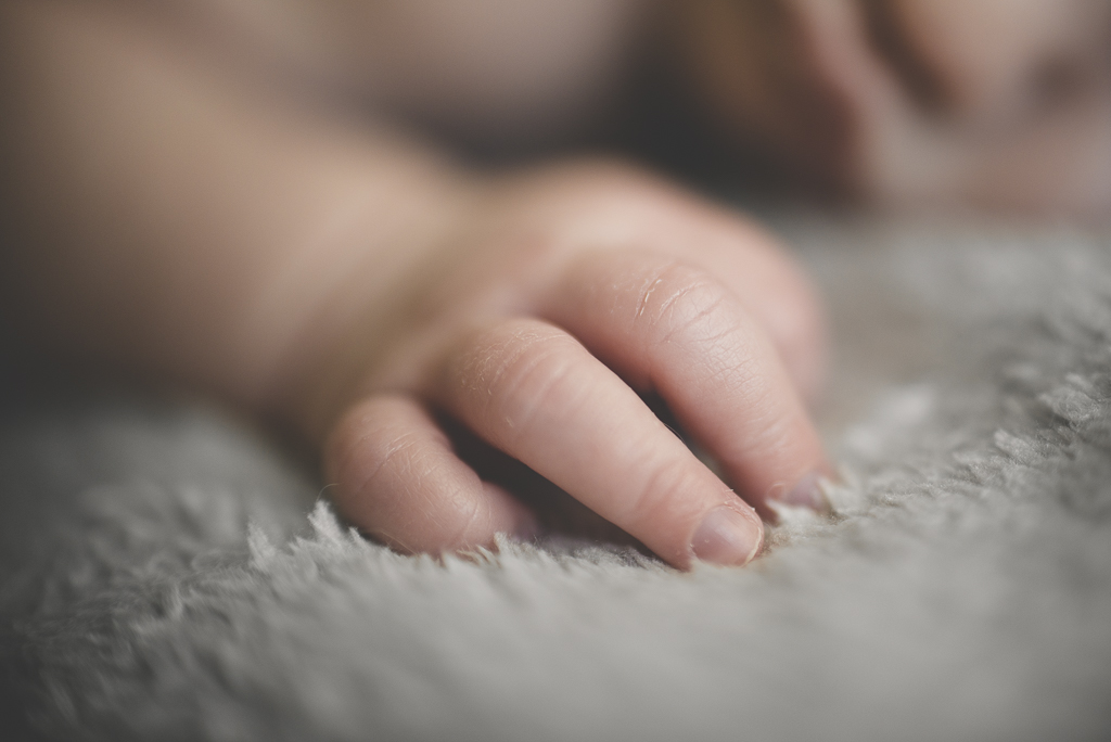 Newborn session at home Saint-Gaudens - close-up on baby fingers - Newborn Photographer