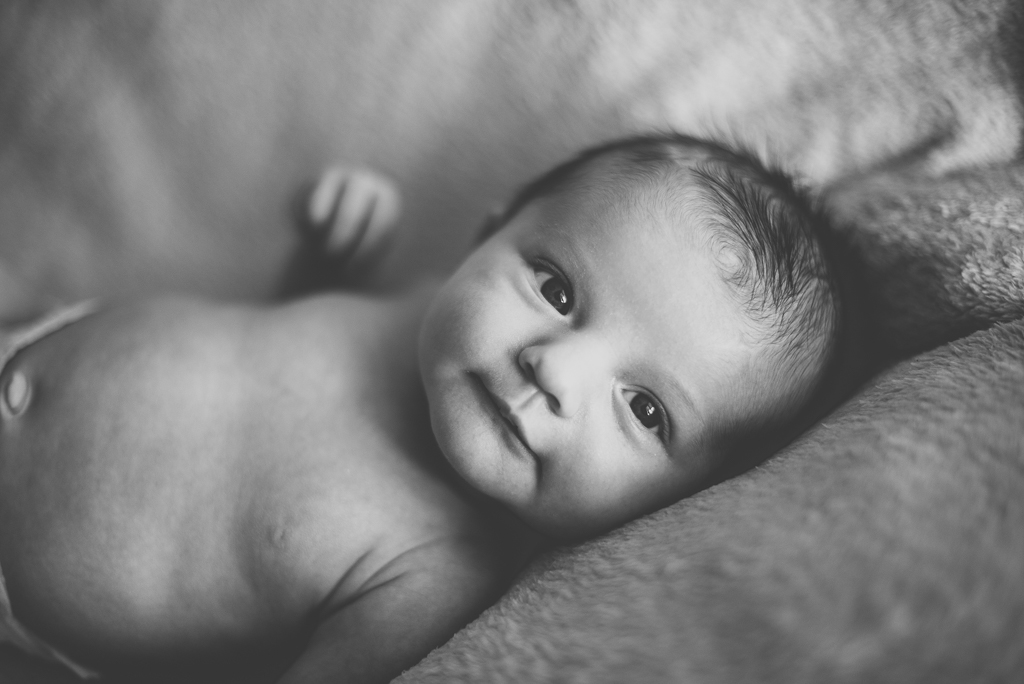 Newborn session at home Saint-Gaudens - portrait of baby - Newborn Photographer