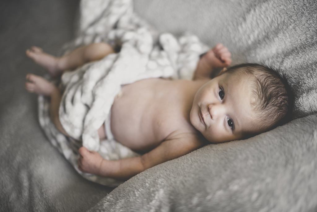 Newborn session at home Saint-Gaudens - portrait of baby on sofa - Newborn Photographer