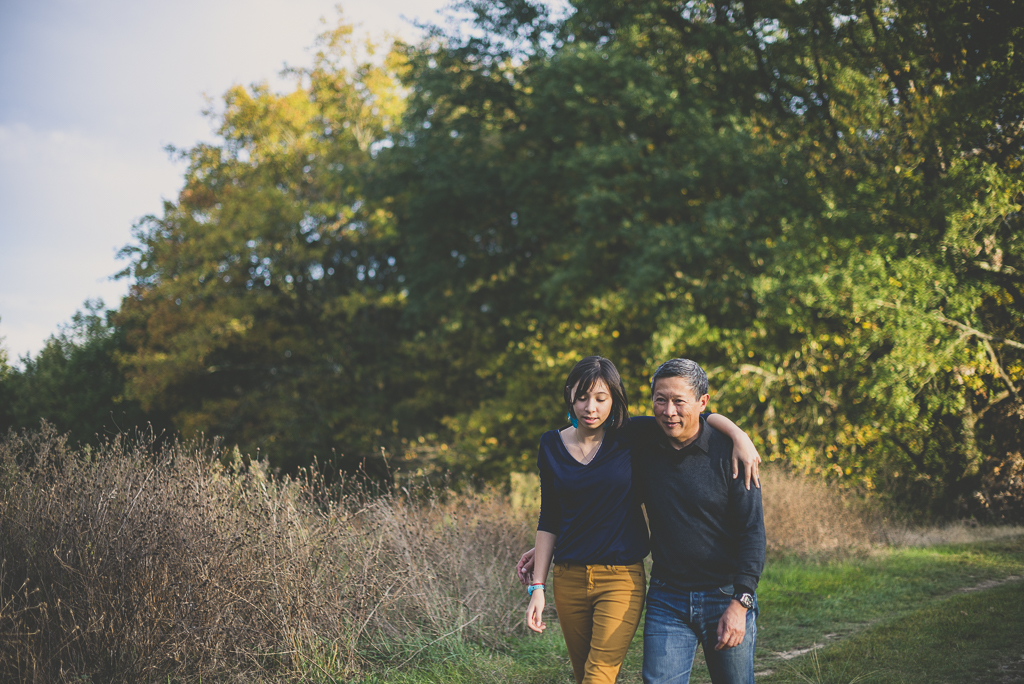 Séance famille en extérieur - fille et son papa marchent côte à côte - Photographe famille