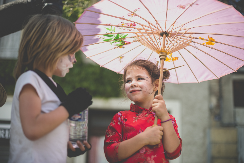 Fete des fleurs Cazeres 2018 - petite fille avec ombrelle - Photographe Haute-Garonne