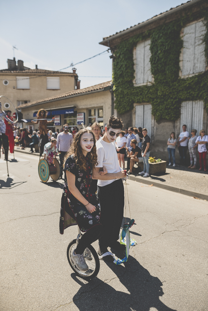 Fete des fleurs Cazeres 2018 - membres du cirque - Photographe Haute-Garonne