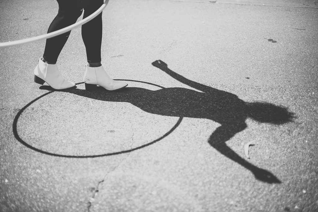 Fete des fleurs Cazeres 2018 - ombre femme et hula hoop - Photographe Haute-Garonne