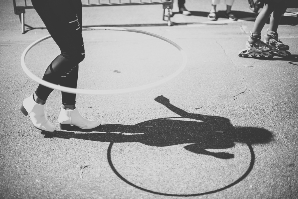 Fete des fleurs Cazeres 2018 - ombre femme et hula hoop - Photographe Haute-Garonne