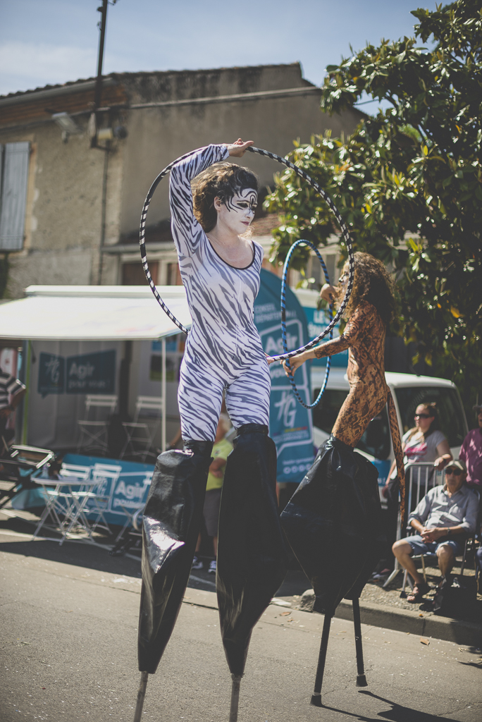 Fete des fleurs Cazeres 2018 - femmes avec echasses et hula hoop - Photographe Haute-Garonne