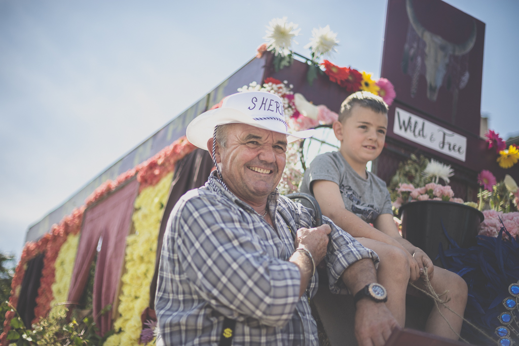 Fete des fleurs Cazeres 2018 - homme cowboy sur char fleuri - Photographe Haute-Garonne