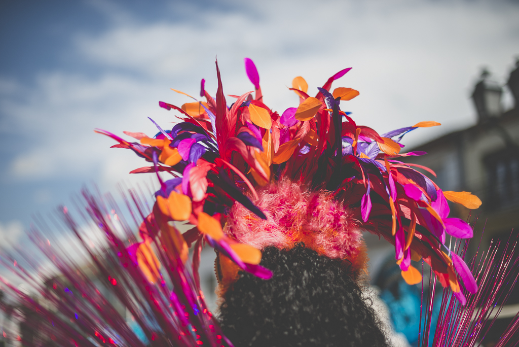 Fete des fleurs Cazeres 2018 - plumes sur coiffe danseuse bresilienne - Photographe Haute-Garonne