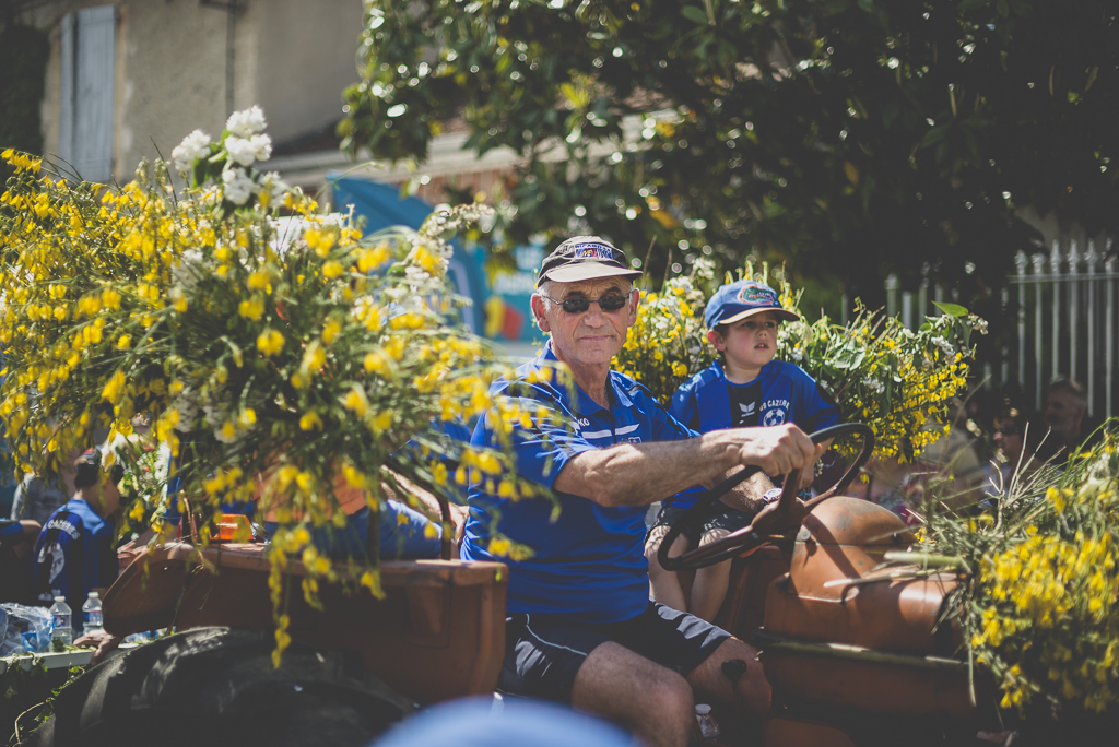 Fete des fleurs Cazeres 2018 - conducteur tracteur et char fleuri - Photographe Haute-Garonne