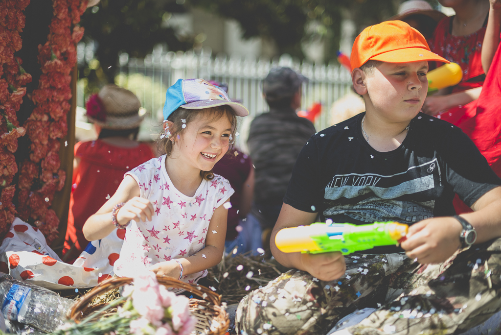 Fete des fleurs Cazeres 2018 - enfants sur char fleuri - Photographe Haute-Garonne