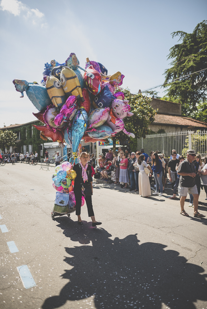 Fete des fleurs Cazeres 2018 - vendeuse de ballons - Photographe Haute-Garonne