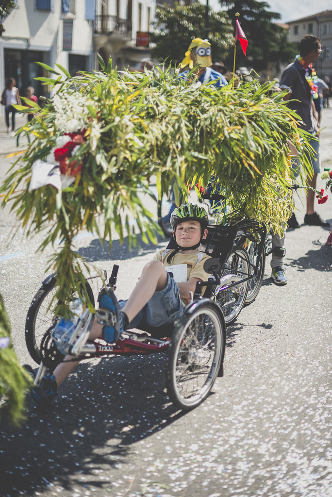 Fete des fleurs Cazeres 2018 - enfant sur velo couche decore - Photographe Haute-Garonne