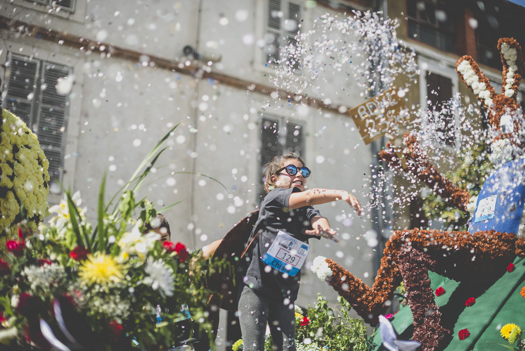 Fete des fleurs Cazeres 2018 - enfant lance confettis - Photographe Haute-Garonne