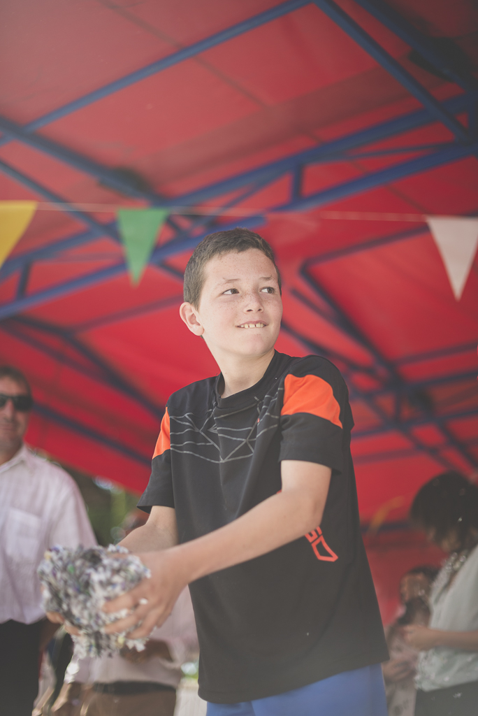 Fete des fleurs Cazeres 2018 - enfant pret a jeter des confettis - Photographe Haute-Garonne