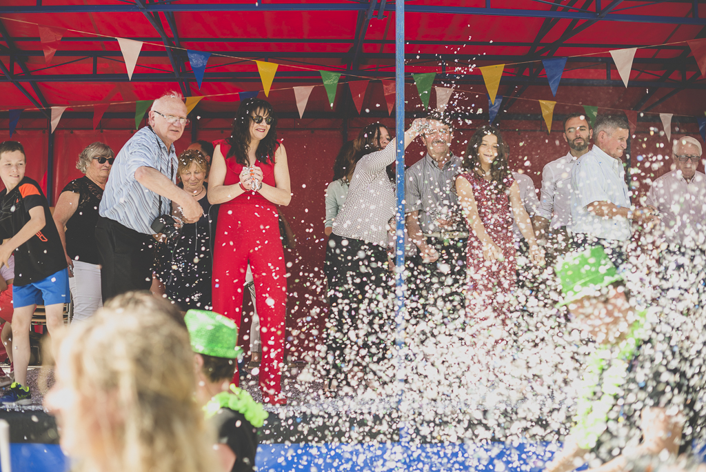 Fete des fleurs Cazeres 2018 - bataille de confettis avec jury - Photographe Haute-Garonne