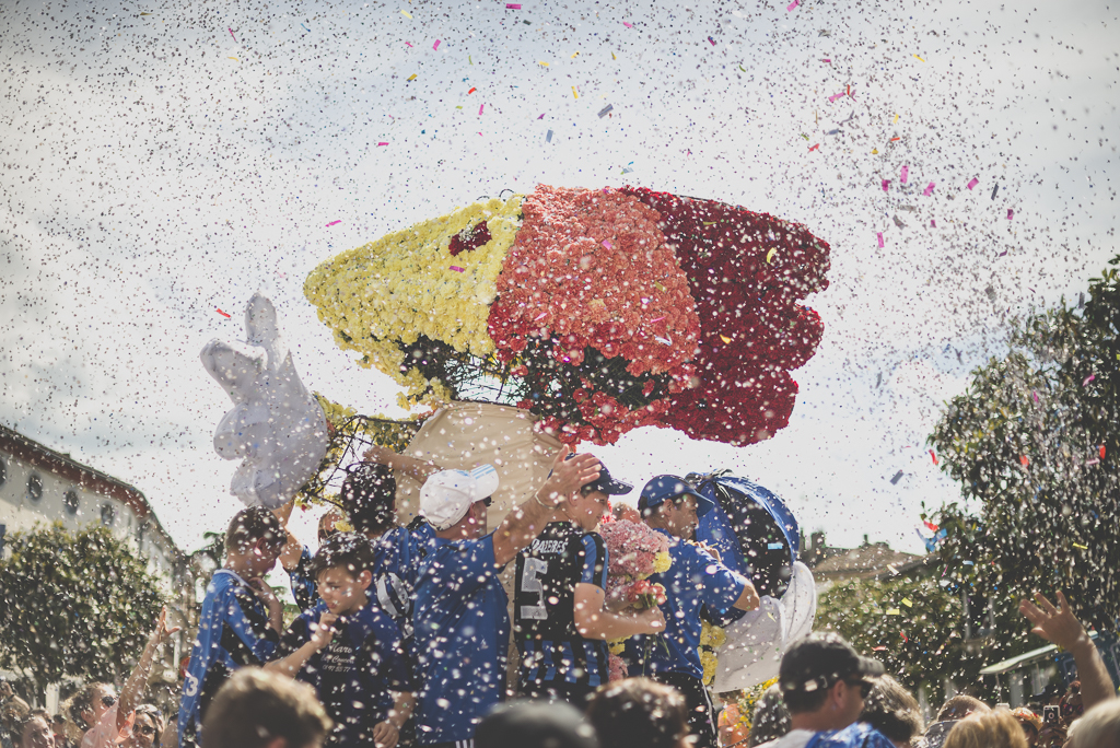 Fete des fleurs Cazeres 2018 - char fleuri sous confettis - Photographe Haute-Garonne