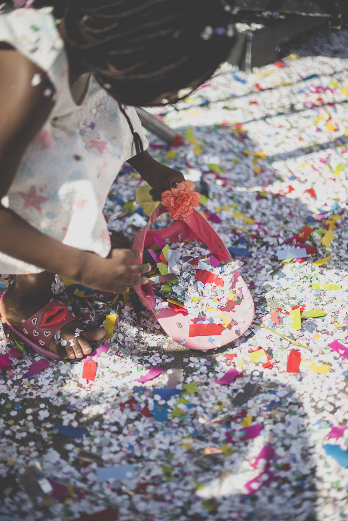 Fete des fleurs Cazeres 2018 - petite fille ramasse des confettis - Photographe Haute-Garonne