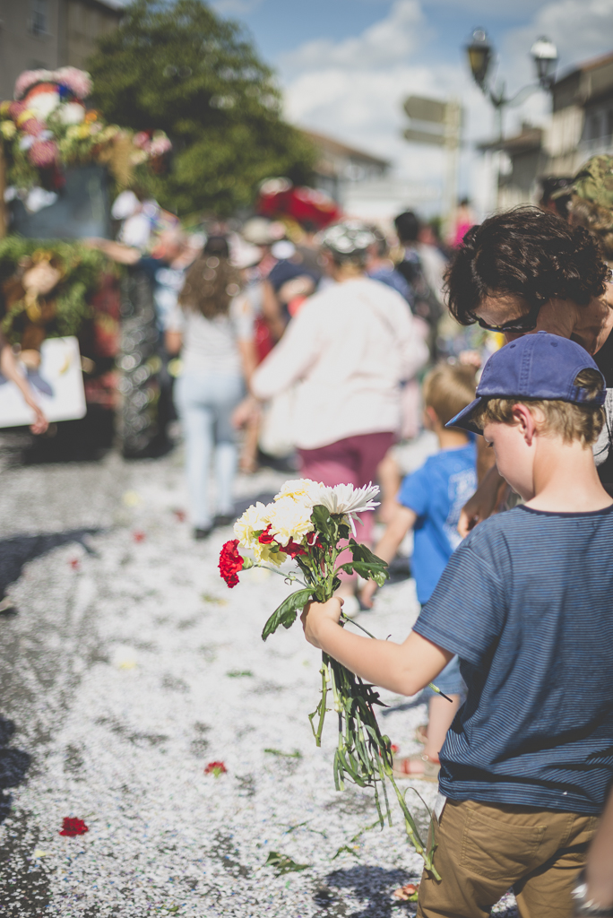 Fete des fleurs Cazeres 2018 - petit garcon et fleurs ramassees - Photographe Haute-Garonne