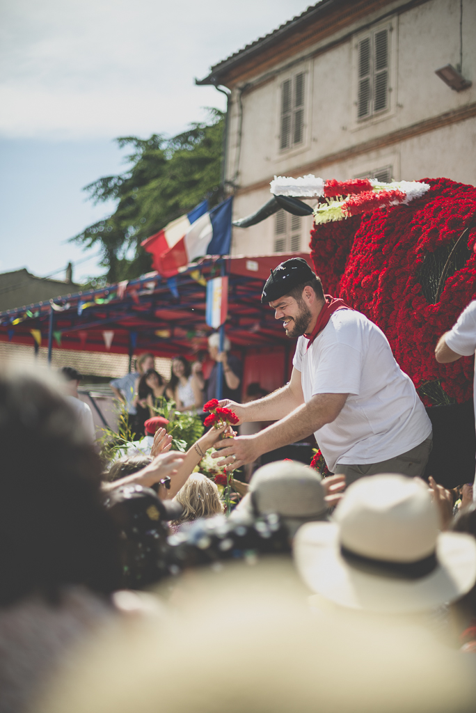 Fete des fleurs Cazeres 2018 - fleurs donnees aux spectateurs - Photographe Haute-Garonne