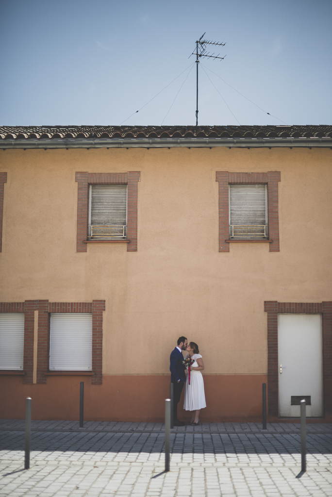 Reportage mariage Haute-Garonne - mariés dans la rue - Photographe mariage