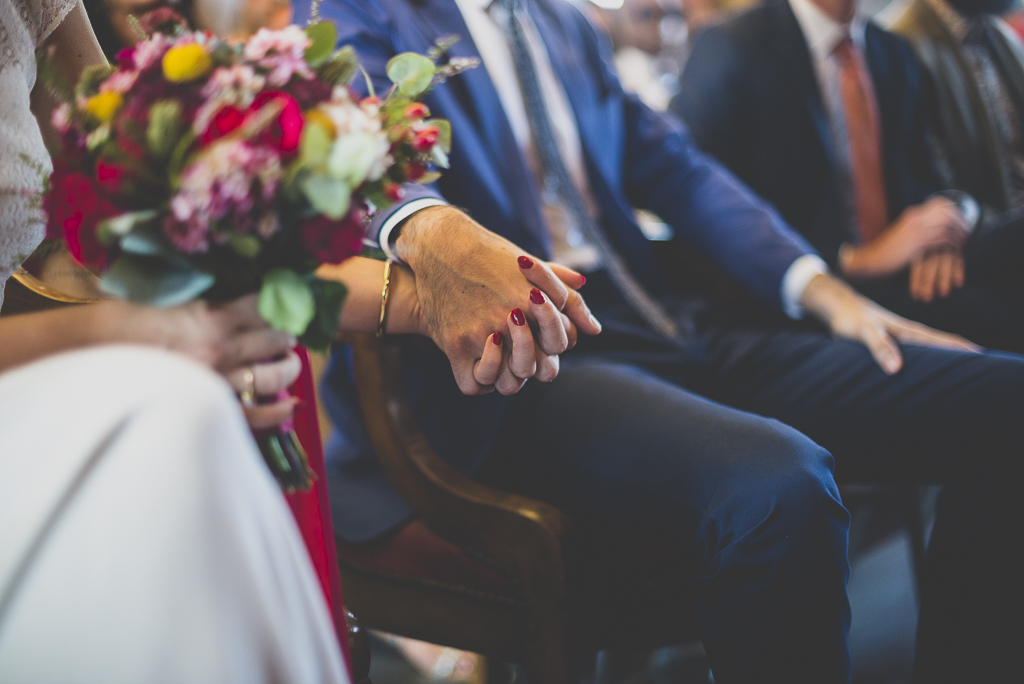 Reportage mariage Haute-Garonne - mariés se tiennent la main à la mairie - Photographe mariage