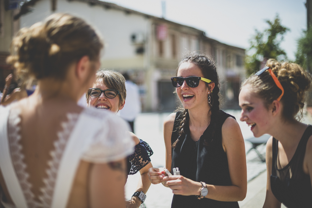 Reportage mariage Haute-Garonne - mariée et amies à la sortie de mairie - Photographe mariage