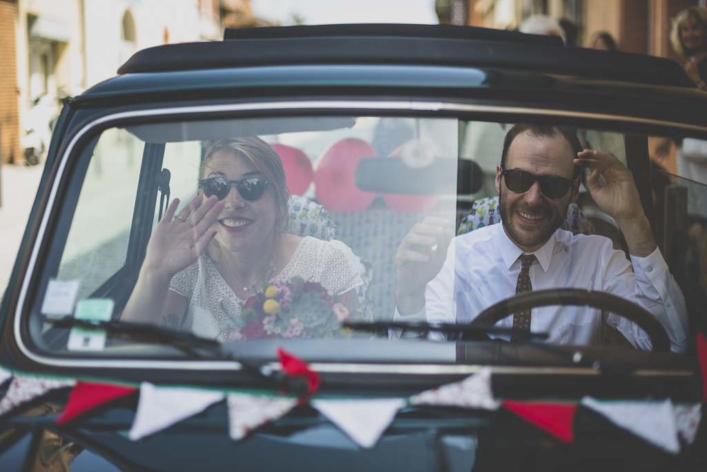 Reportage mariage Haute-Garonne - mariés dans leur mini - Photographe mariage