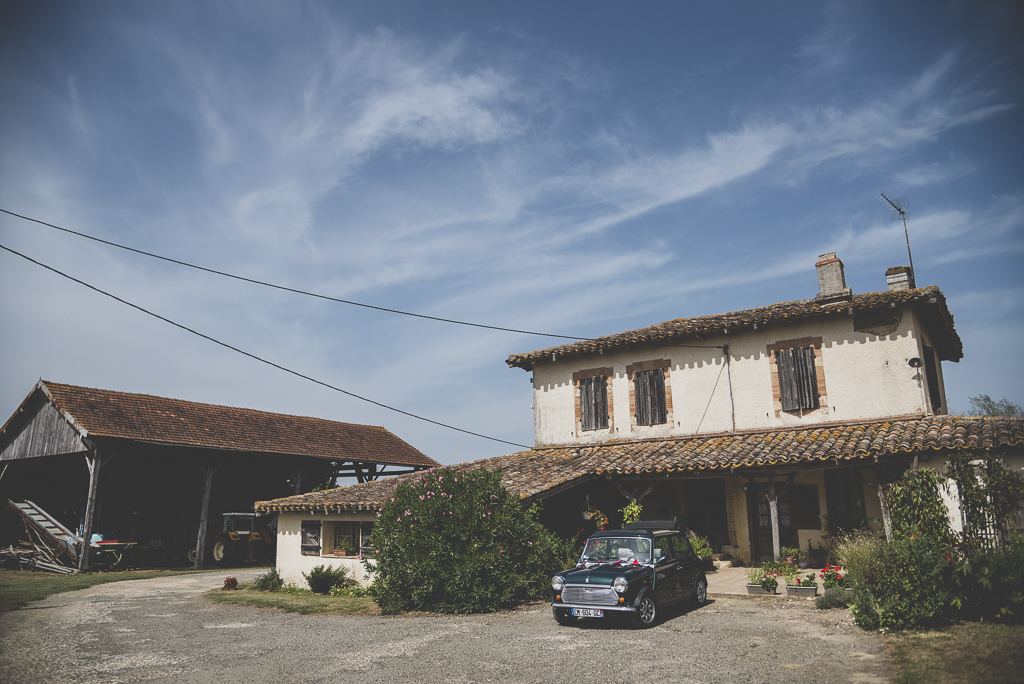 Reportage mariage Haute-Garonne - mini garée devant ferme - Photographe mariage