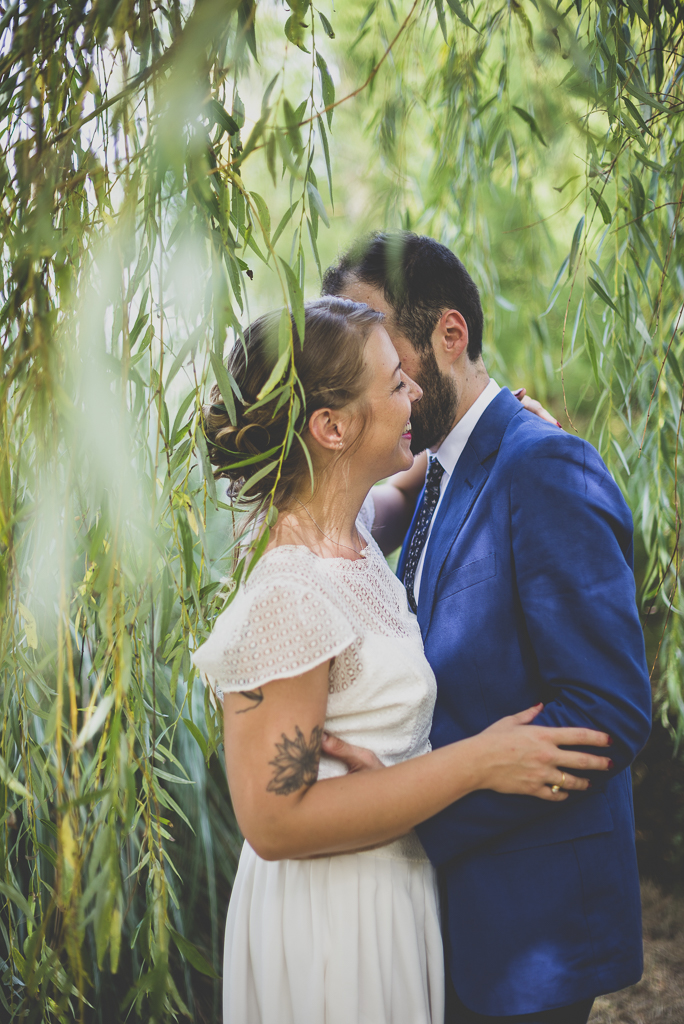 Reportage mariage Haute-Garonne - mariés s'enlacent au milieu du saule pleureur - Photographe mariage