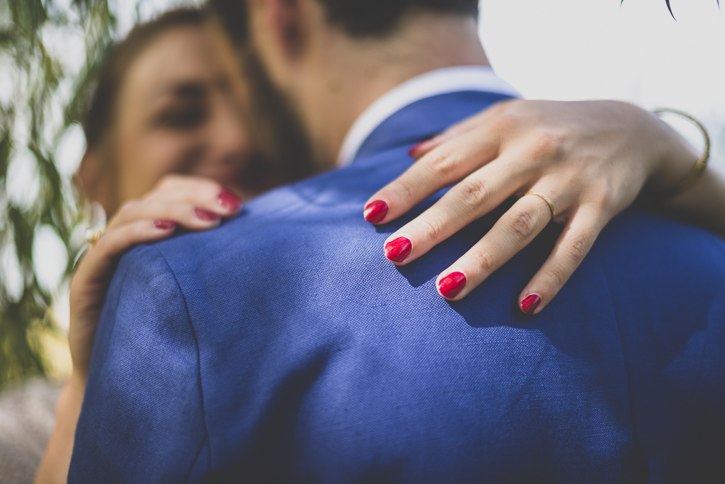 Reportage mariage Haute-Garonne - main de la mariée et verni rouge - Photographe mariage