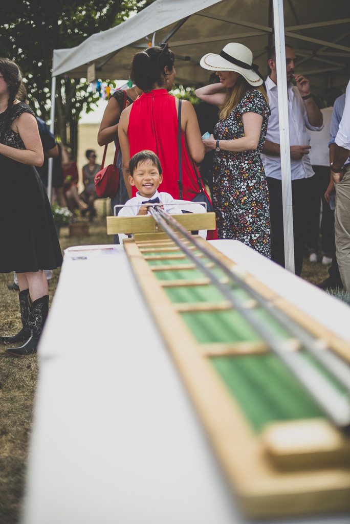 Reportage mariage Haute-Garonne - petit garçon et jeu en bois - Photographe mariage