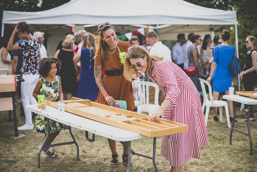 Reportage mariage Haute-Garonne - invités jouent avec de grands jeux en bois - Photographe mariage