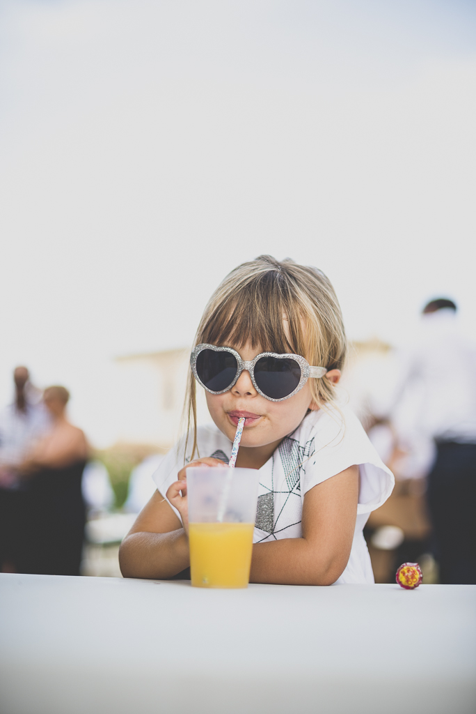 Reportage mariage Haute-Garonne - petite fille sirote son jus de fruit - Photographe mariage