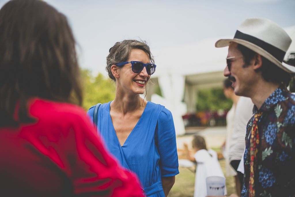 Reportage mariage Haute-Garonne - invités discutent - Photographe mariage