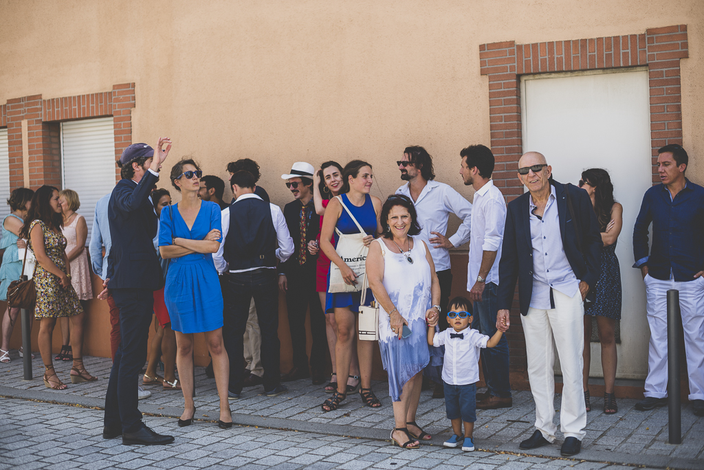 Reportage mariage Haute-Garonne - invités attendent mariés devant mairie - Photographe mariage