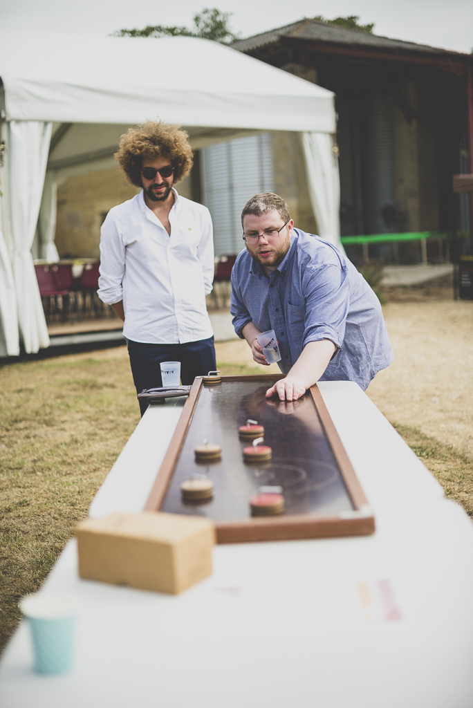 Reportage mariage Haute-Garonne - invités jouent sur de grands jeux en bois - Photographe mariage