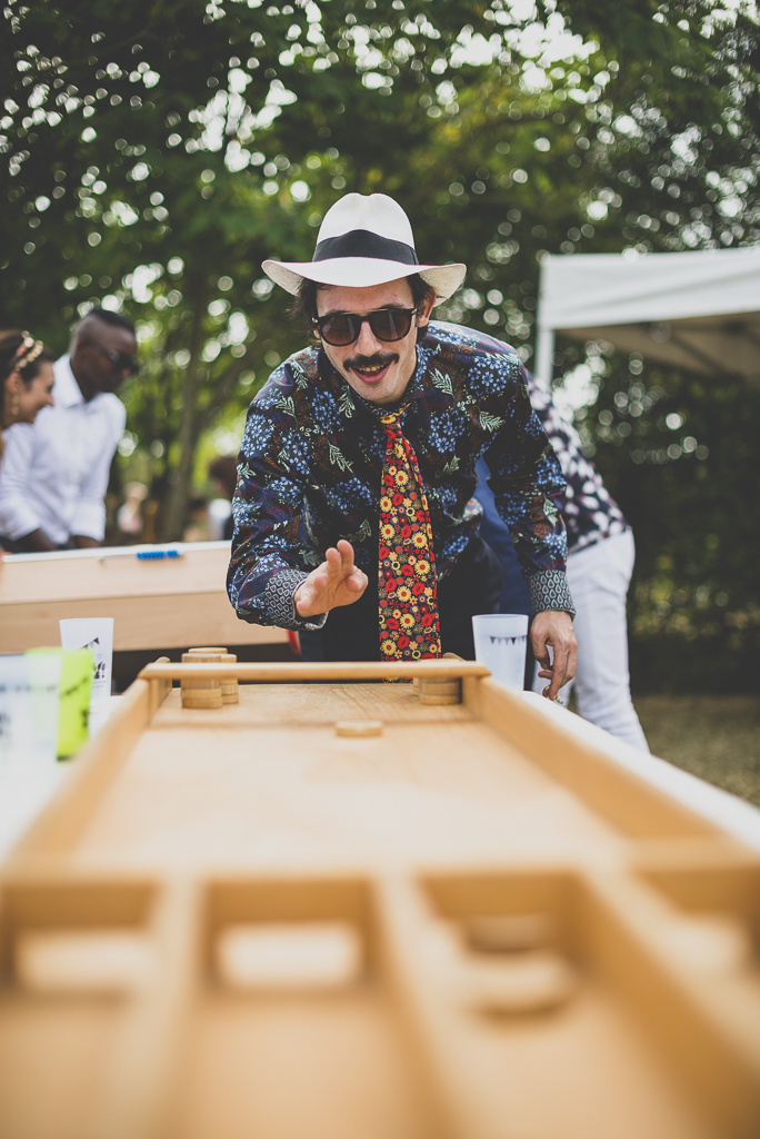 Reportage mariage Haute-Garonne - invité joue sur jeu en bois - Photographe mariage