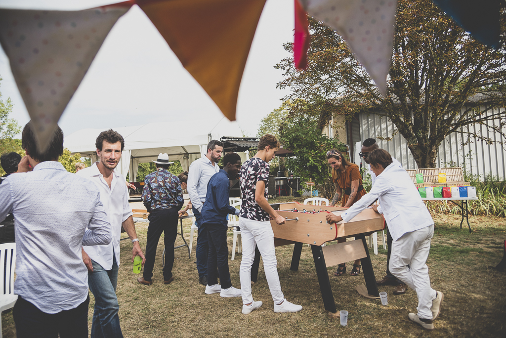 Reportage mariage Haute-Garonne - invités jouent au baby foot - Photographe mariage