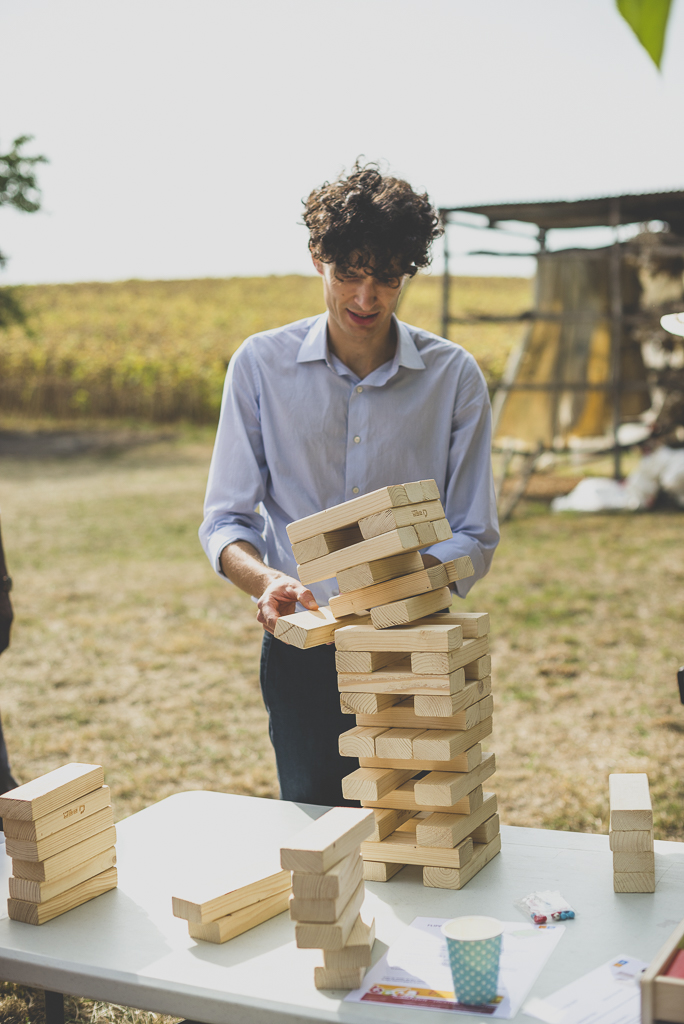 Reportage mariage Haute-Garonne - invité joue au jenga - Photographe mariage