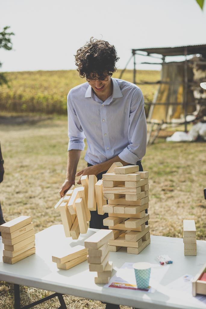 Reportage mariage Haute-Garonne - invité joue au jenga - Photographe mariage