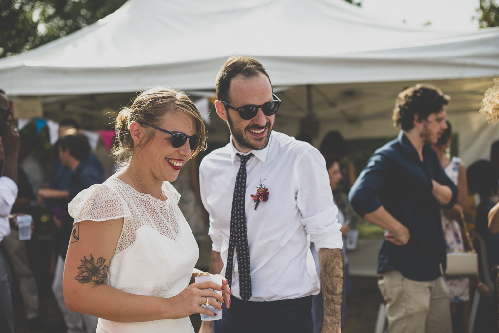 Reportage mariage Haute-Garonne - mariés rigolent pendant vin d'honneur - Photographe mariage