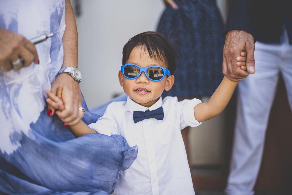 Reportage mariage Haute-Garonne - enfant avec lunettes de soleil - Photographe mariage