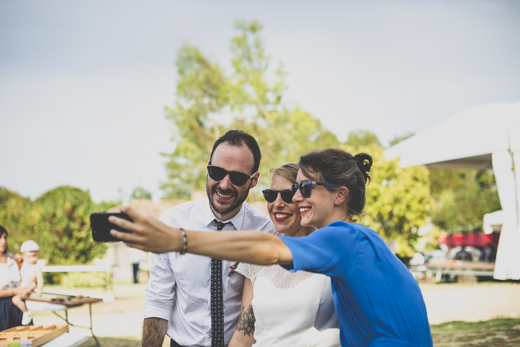 Reportage mariage Haute-Garonne - selfie avec mariés - Photographe mariage