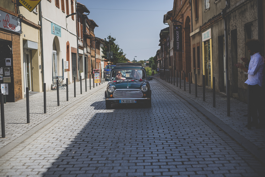 Reportage mariage Haute-Garonne - arrivée de la mariée en mini - Photographe mariage