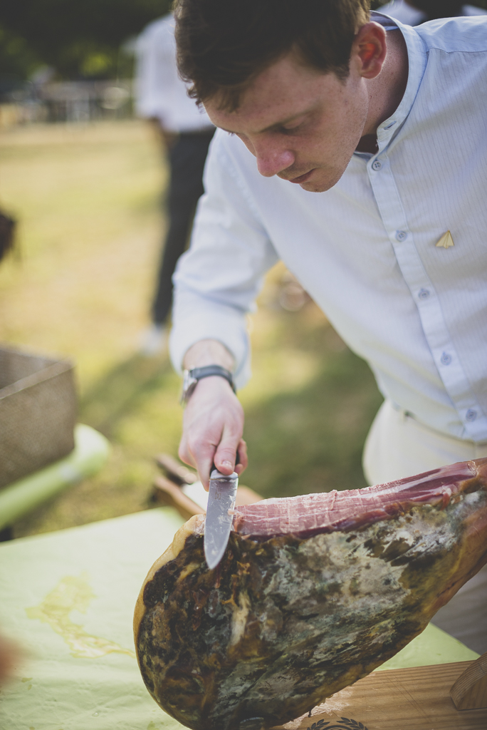 Reportage mariage Haute-Garonne - découpe de jambon de pays - Photographe mariage