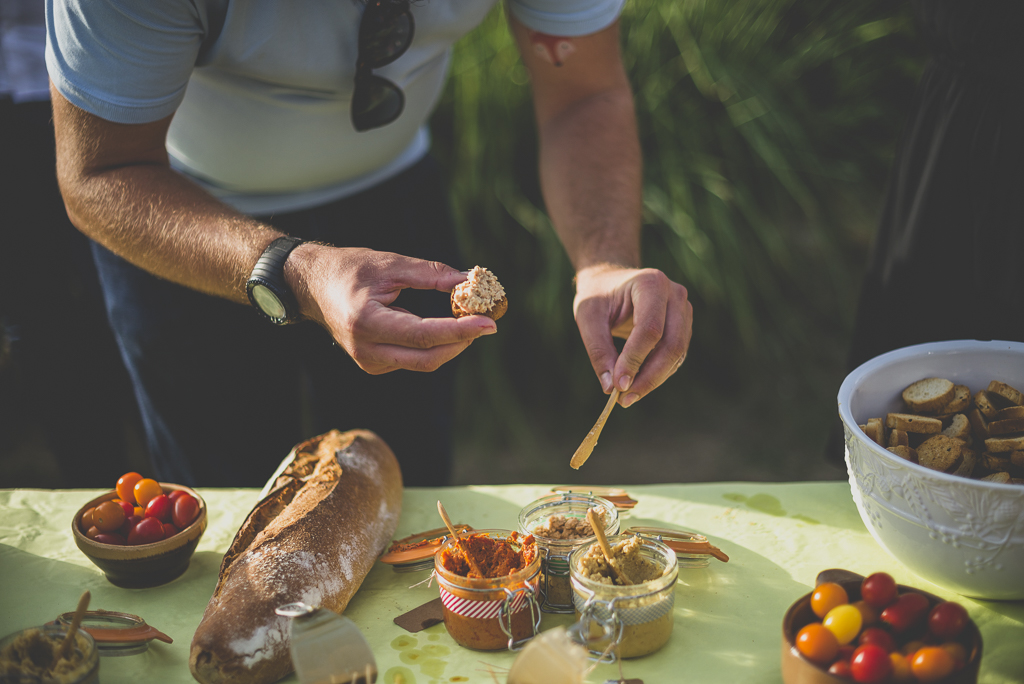 Reportage mariage Haute-Garonne - tartinage de terrine - Photographe mariage